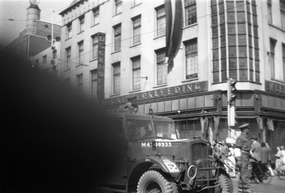 818834 Afbeelding van een legertruck in de Lange Viestraat te Utrecht ten tijde van de Memorial D-Day Parade van de 3rd ...